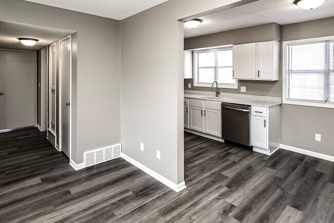 Building Photo - UPDATED 2 bed, 1 1/2 bath apartment in Bellevue!