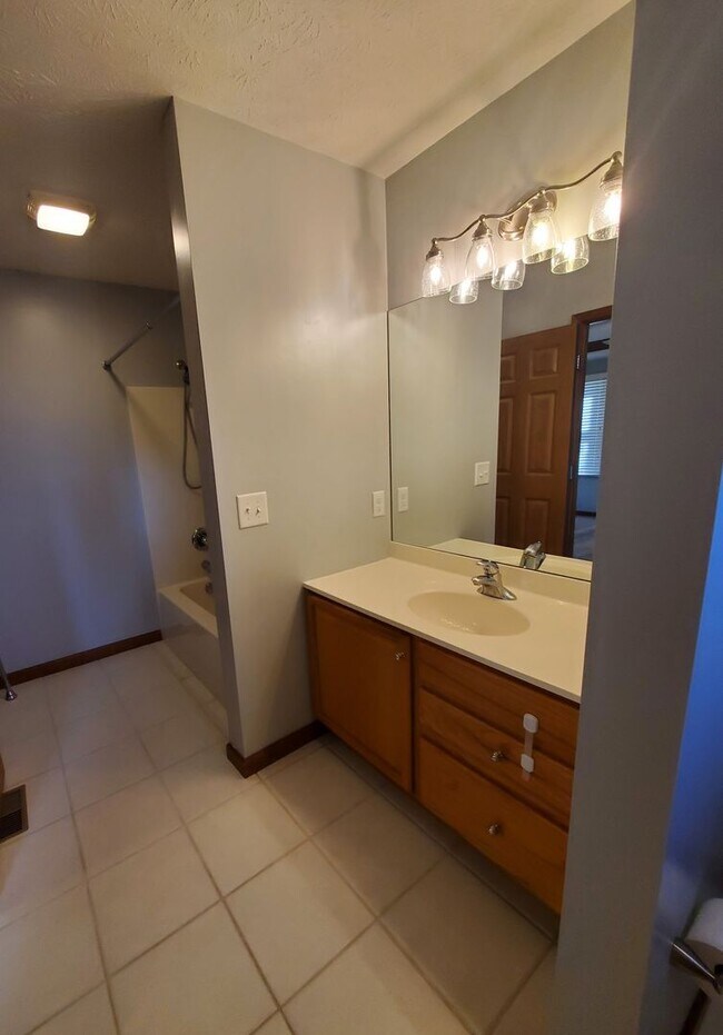 Building Photo - 3-bedroom 2 Full Bath Ranch Home