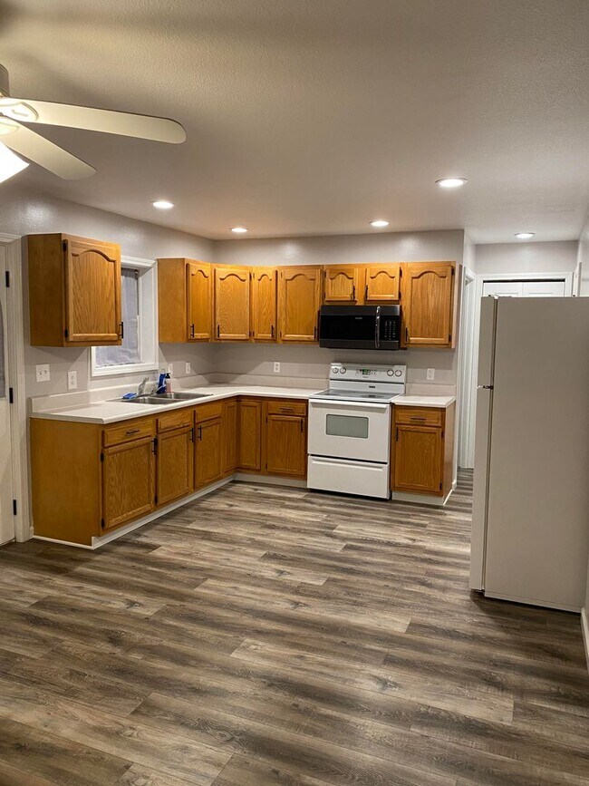 DELPHOS BEAUTIFUL NEWLY REMODELED DUPLEX... 111113 E 12th St