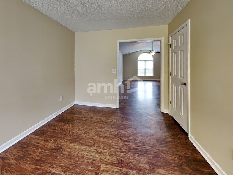 Building Photo - 301 Kingfisher Dr