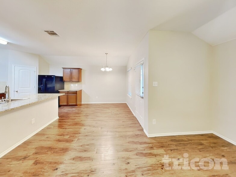 Building Photo - 3025 Iris Dr