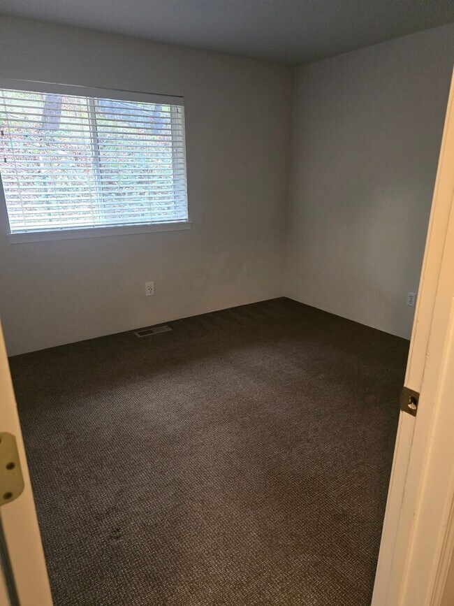 Building Photo - MM2240-1