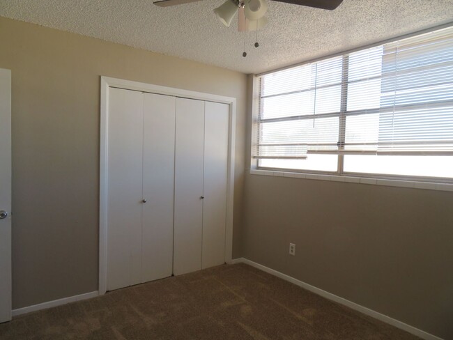 Building Photo - 2 BEDROOM 1.5 BATHS CONDO FOR RENT