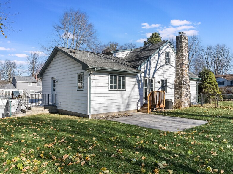 Building Photo - 130 Littleton Rd