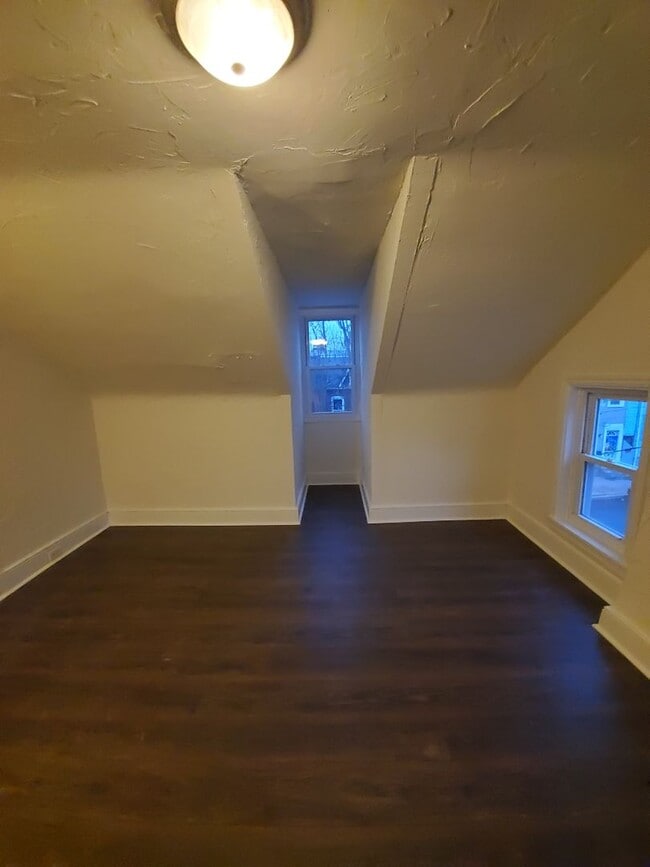 Building Photo - Spacious 3 Bedroom 1.5 Bath Brick Home