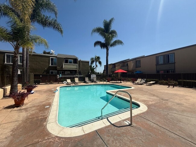 Building Photo - Beautiful 4B/2BA Top Floor Corner Unit wit...