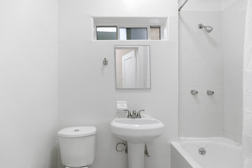 Building Photo - 1526 E 52nd St