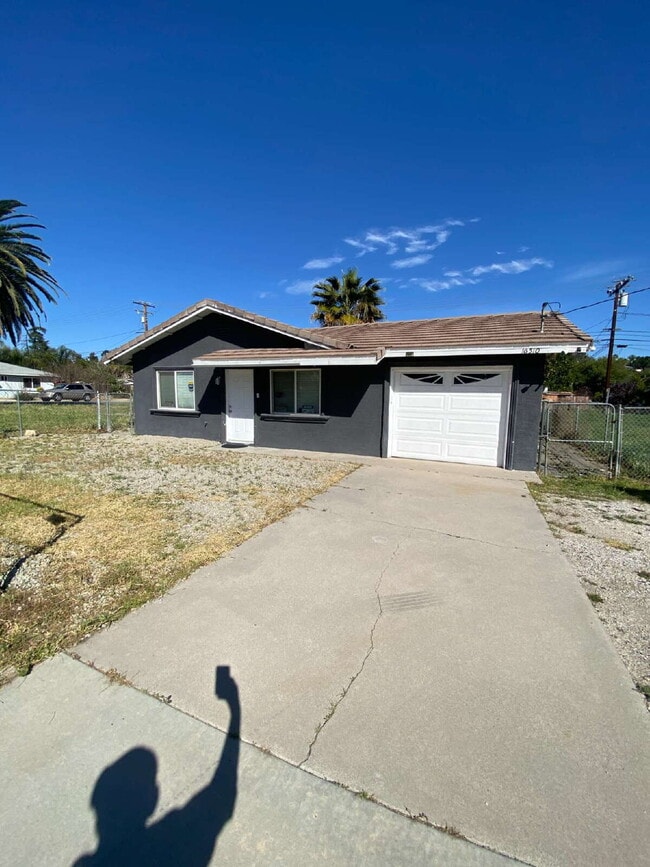 Building Photo - 2 Bedroom | 1 Bathroom | Single Family Home with Garage