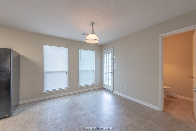 Building Photo - 2909 McLaren Dr