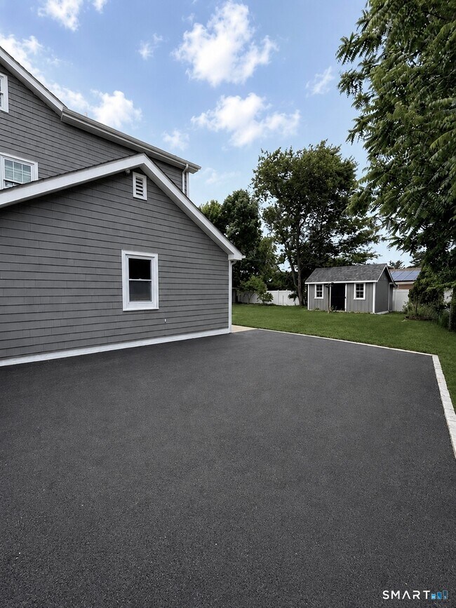 Building Photo - 560 Old Town Rd