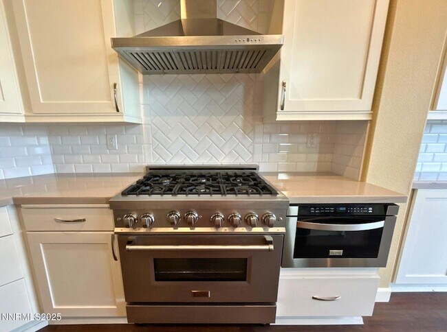 Building Photo - 6190 Carriage House Way