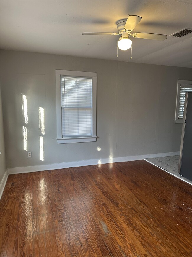 Building Photo - 322 W 8th Ave