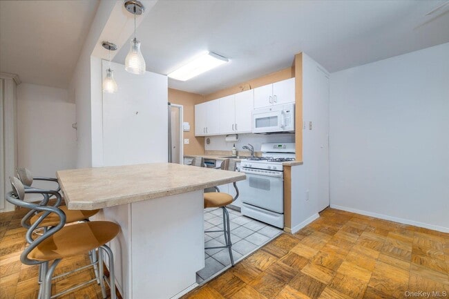 Building Photo - 420 Shore Rd