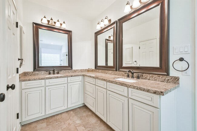 Building Photo - 811 Liberty Way