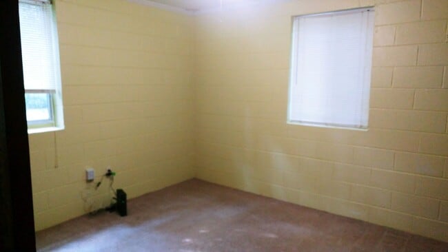 Building Photo - 1 bedroom 1 bath with den