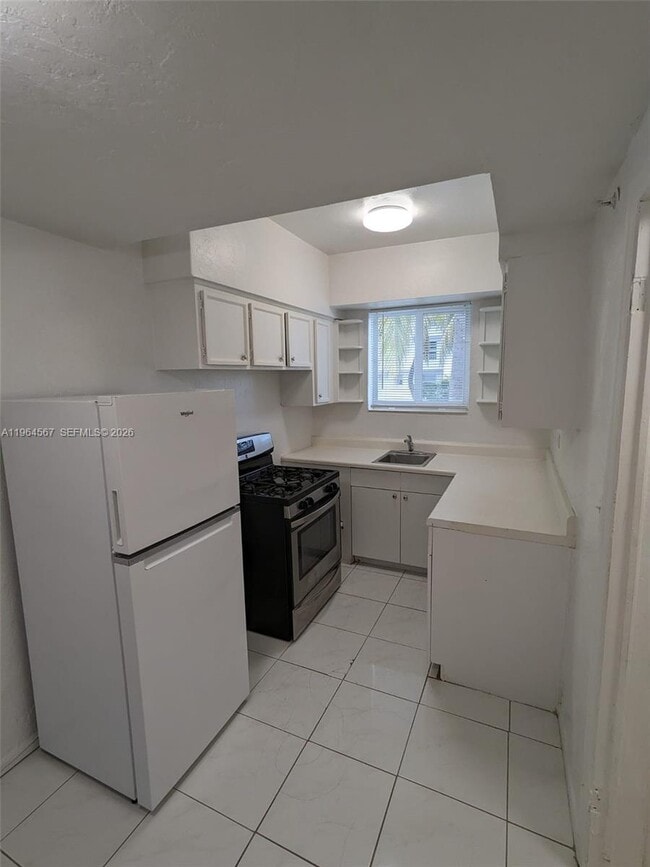 Building Photo - 220 Collins Ave