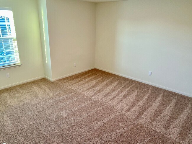 Building Photo - Experience Luxury Living: 4 Beds, 2.5 Bath...