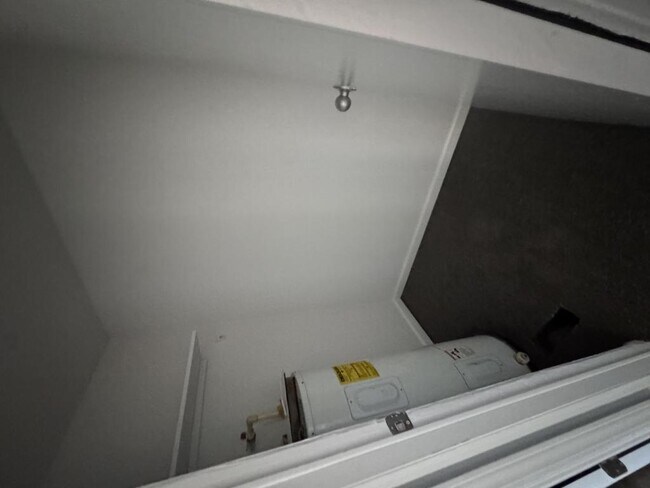 Building Photo - 102 Pine St