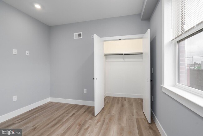Building Photo - 2323 E Cabot St