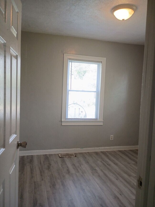 Building Photo - 2815-2815 1/2 S Pershing Dr