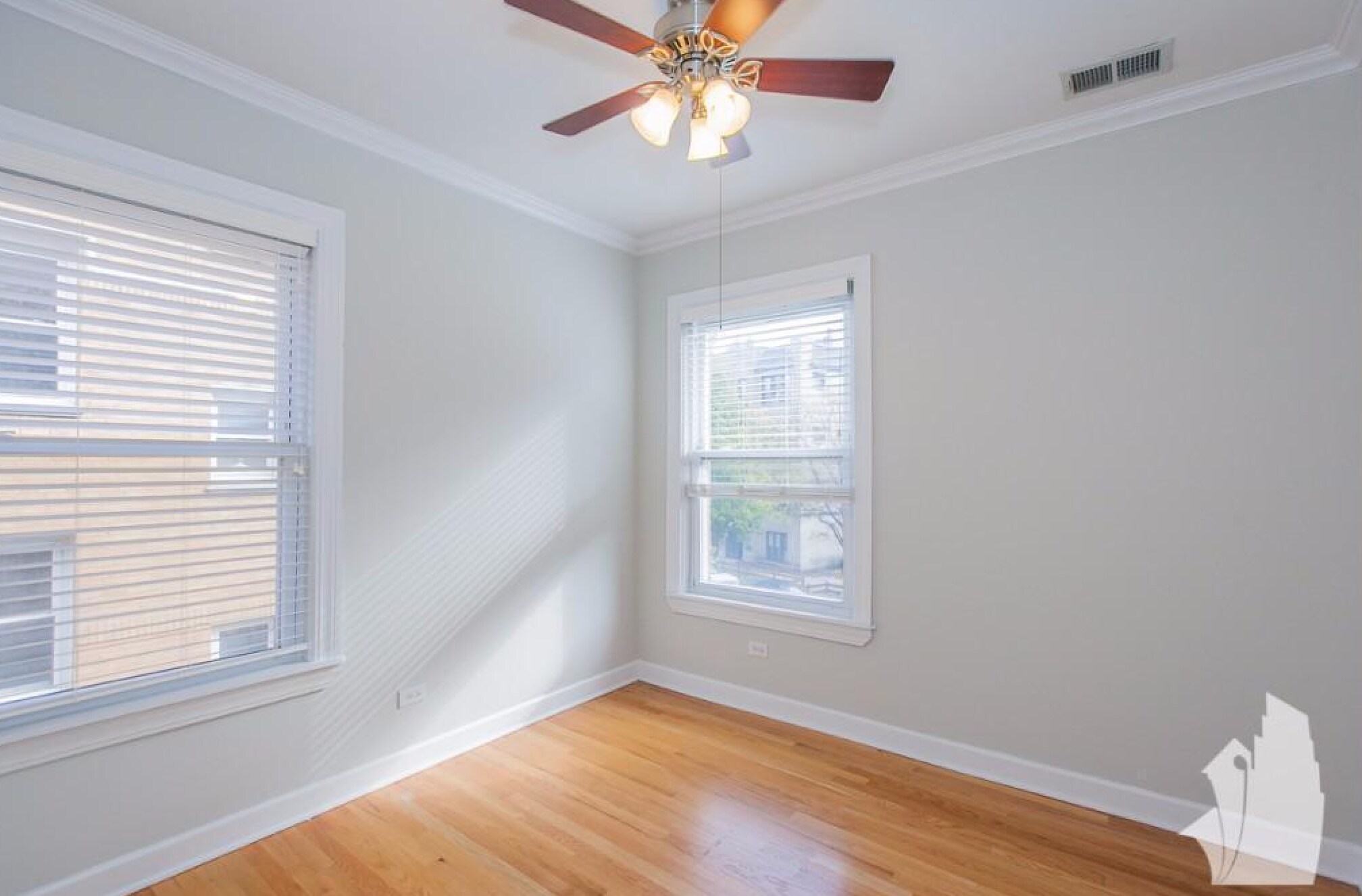 Building Photo - 628 W Roscoe St