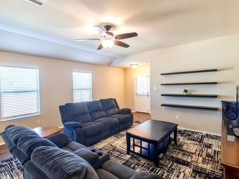 Building Photo - 1407 Pampa Grass Dr