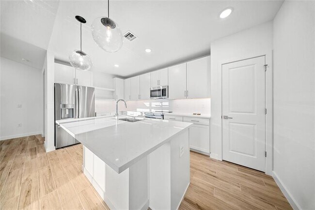 Building Photo - 1689 SW Abingdon Ave