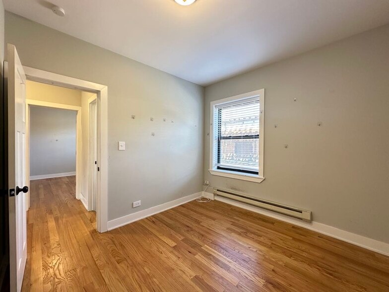 Building Photo - 4433 N Wolcott Ave