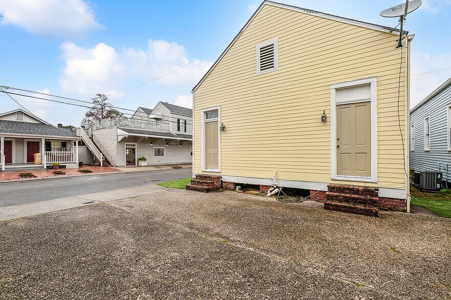 Building Photo - 6072 Annunciation St