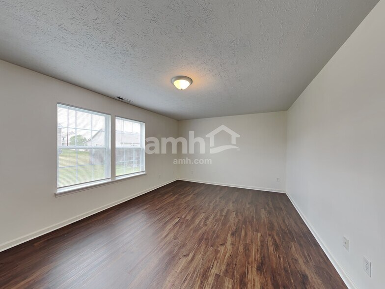 Building Photo - 6154 N Woodhaven Dr
