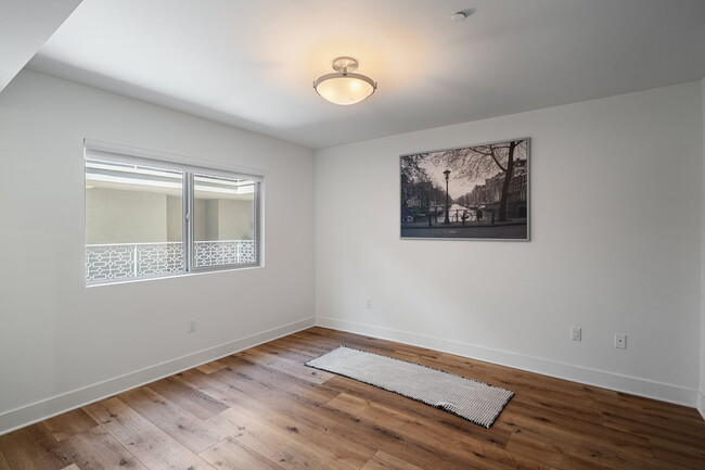 Building Photo - 11023 Fruitland Dr