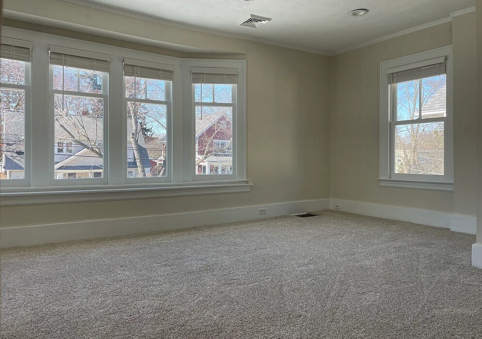 Building Photo - 704 Lovett Ave SE