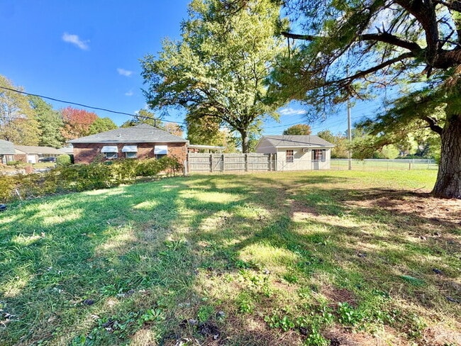 Building Photo - 5502 Santa Monica St