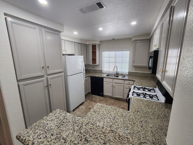 Building Photo - 5201 S Torrey Pines Dr