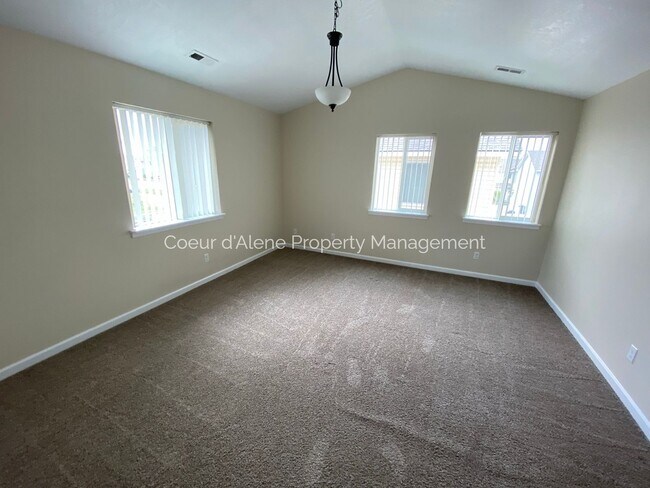 Building Photo - 3 bed, 2.5 bath house in The Landings