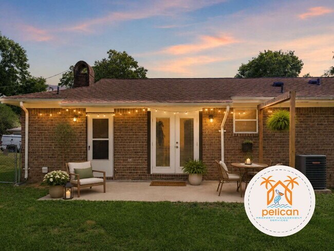 Building Photo - "Charming 3-Bedroom Retreat on Deedra Avenue - Spacious Living at 1325 Sq Ft in Pensacola!"