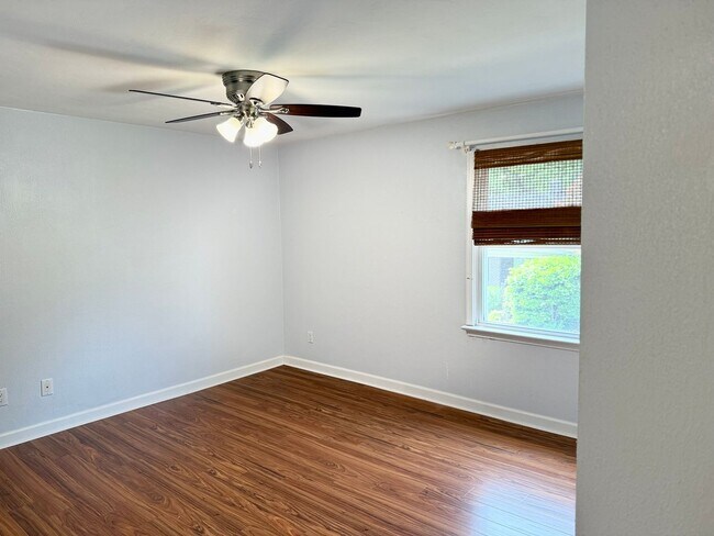 Building Photo - Ready NOW!!!! 2-Bedroom Condo In Ghent! Re...