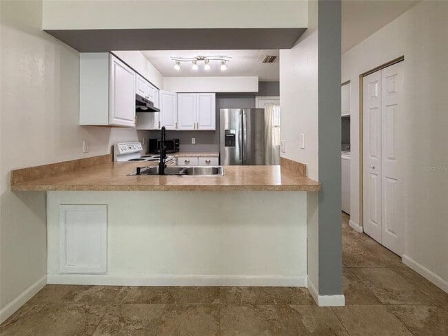 Building Photo - 2201 SW 39 Dr