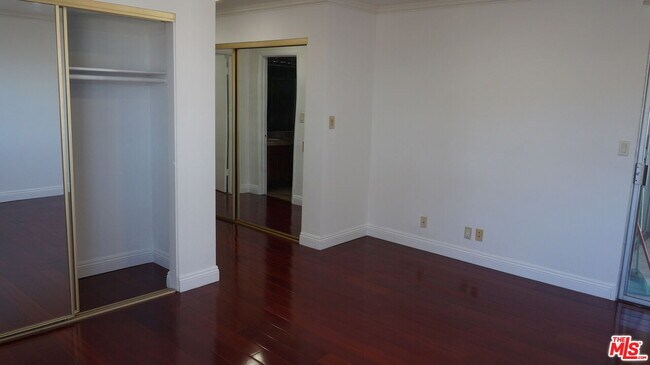 Building Photo - 137 S Palm Dr