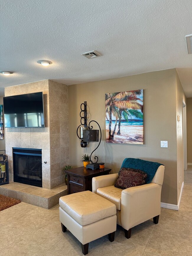 Building Photo - Summer short term furnished Pool home - Av...