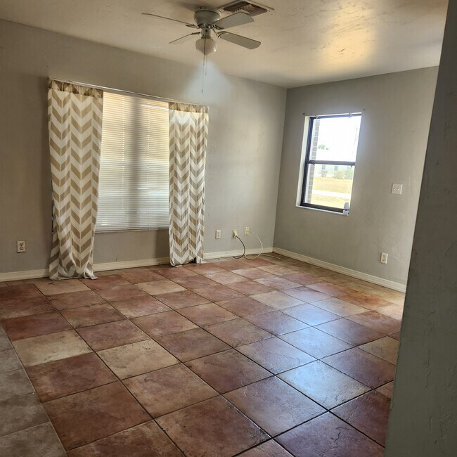 Building Photo - 611 SW 3rd Ter