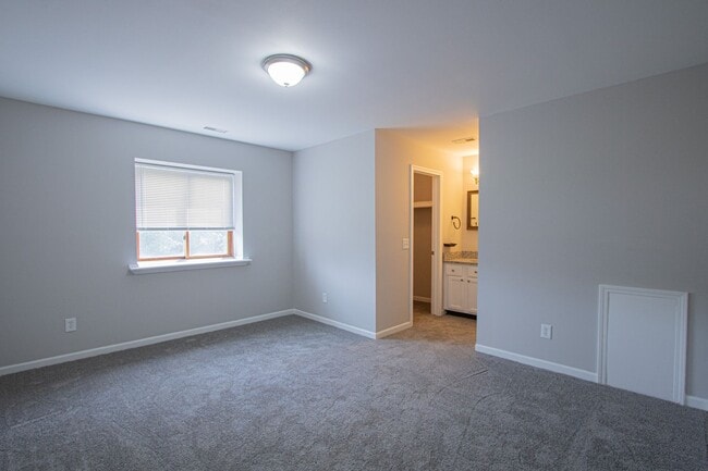 Building Photo - 75 Rosebud Ln