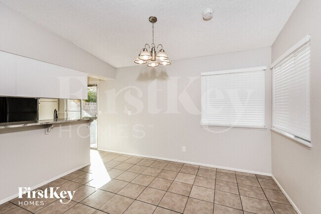 Building Photo - 2359 Los Feliz St