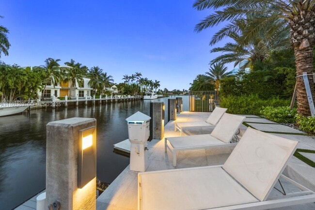 Building Photo - 440 Mola Ave