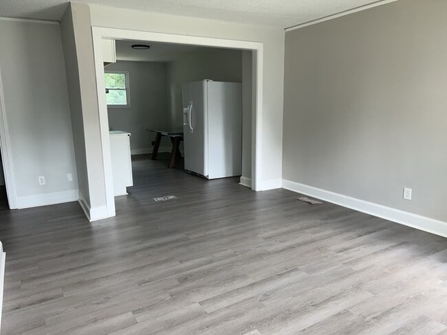 Building Photo - 2 Bedroom 1 Bathroom