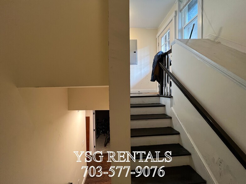 Building Photo - 192 Hillside St