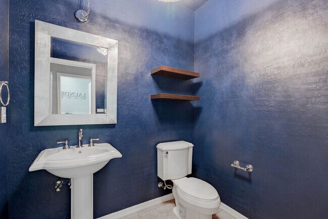 Building Photo - 2589 Chateau Clermont St