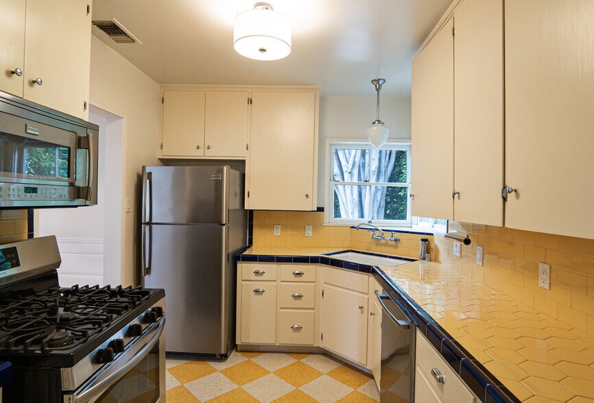 Building Photo - 638 N Gardner St