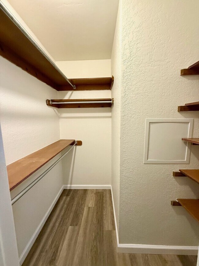 Building Photo - Super cute 2 bed 2 bath 2 car garage