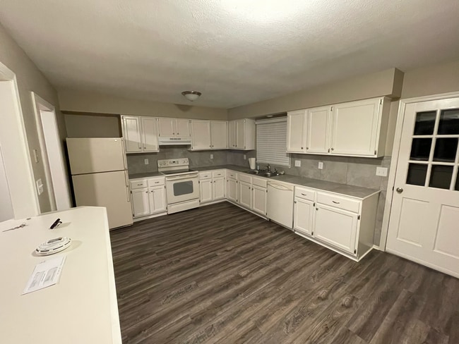 Building Photo - 202 S Westview Ter